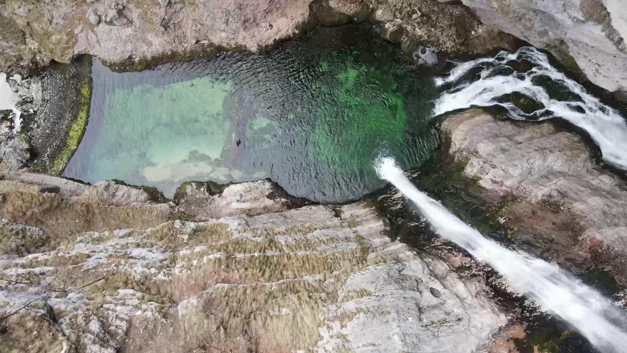 impresionante cascada de savia que cae sobre un espectacular acantilado vertical de roca, parque nacional triglav