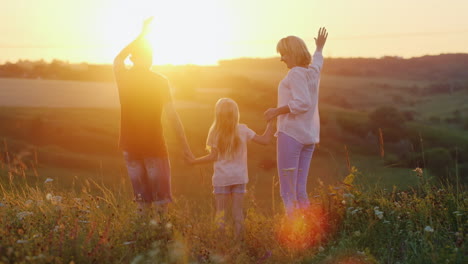 Junge-Energische-Mutter-Springt-Mit-Ihren-Kindern-Und-Genießt-Die-Letzten-Strahlen-Der-Untergehenden-Sonne