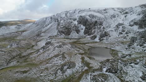 las montañas nevadas de los cárpatos en rumania - un círculo aéreo de 4k