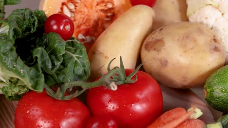 una variedad vibrante de verduras frescas dispuestas en una composición visualmente atractiva, mostrando sus colores y texturas naturales