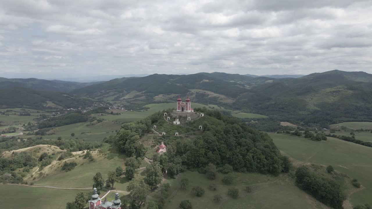 pequeña capilla en la cima de la colina rodeada de montañas en eslovaquia durante el día nublado