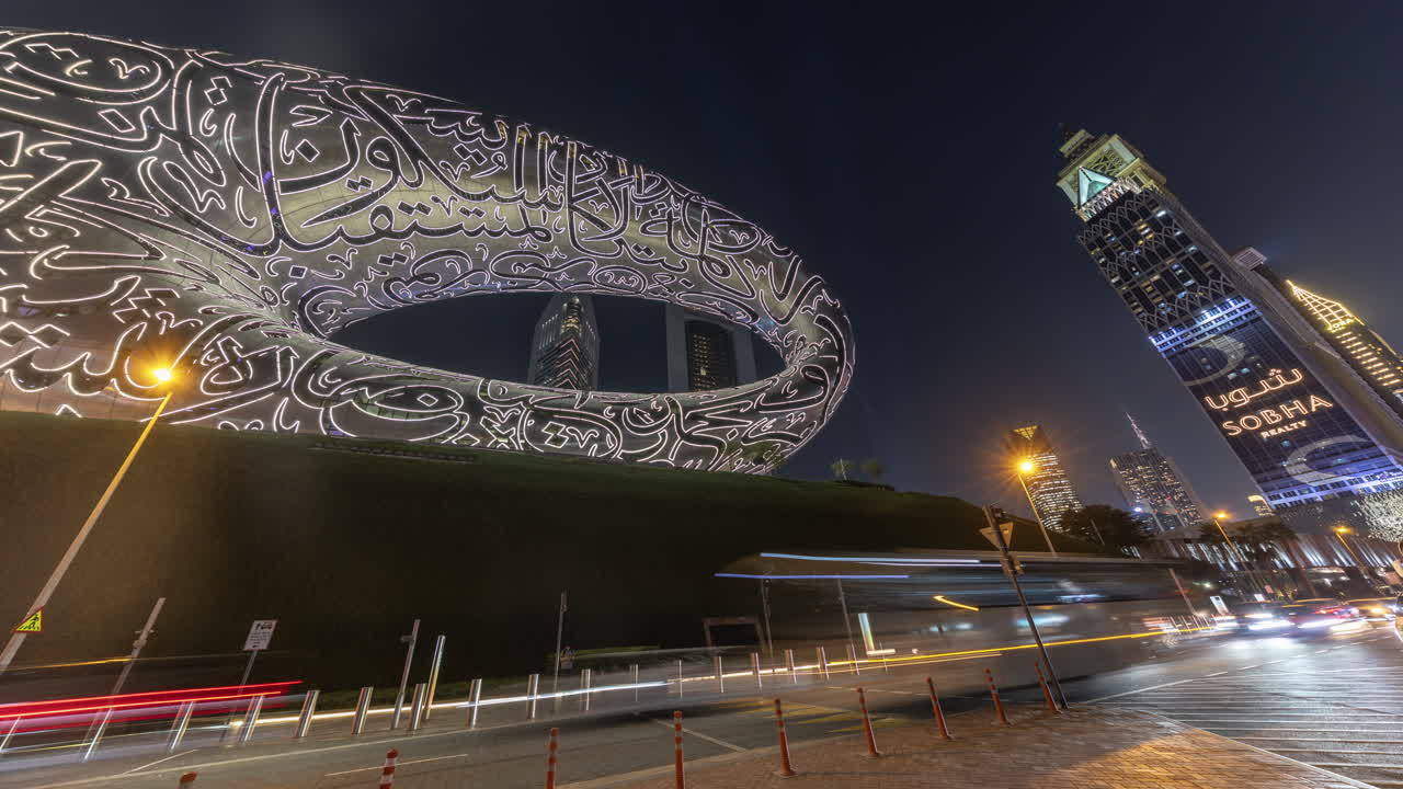 Time-lapse del Museo del Futuro di Dubai con traffico cittadino di notte