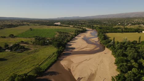 vista aérea del río arenoso y la sequía rodeada de un paisaje verde durante el caluroso verano en argentina