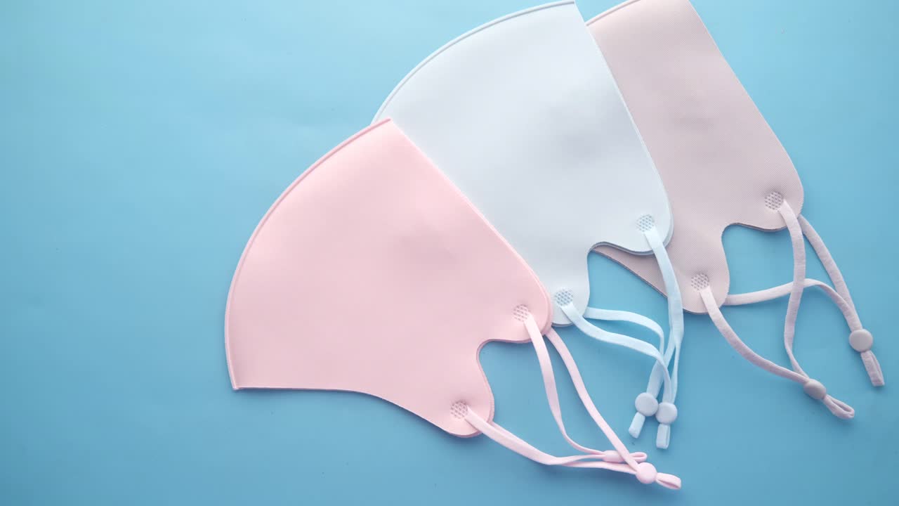 파스텔 색의 얼굴 마스크