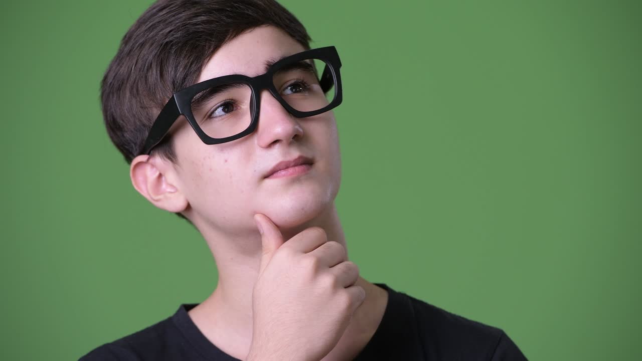 joven y guapo adolescente iraní contra un fondo verde