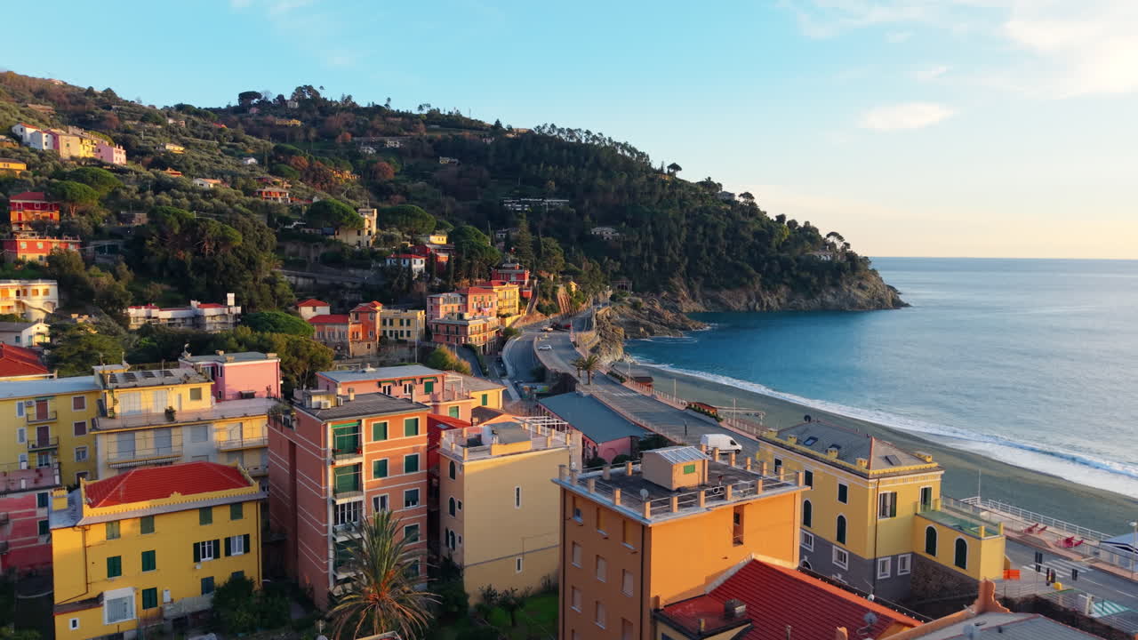 Un drone avanza sopra gli edifici di Bonassola, salendo e virando verso il mare.