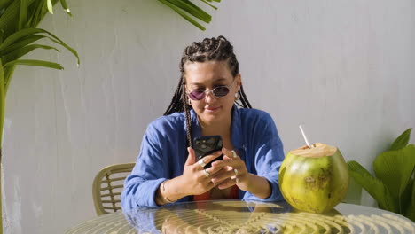 Frau-Sitzt-Auf-Einer-Terrasse