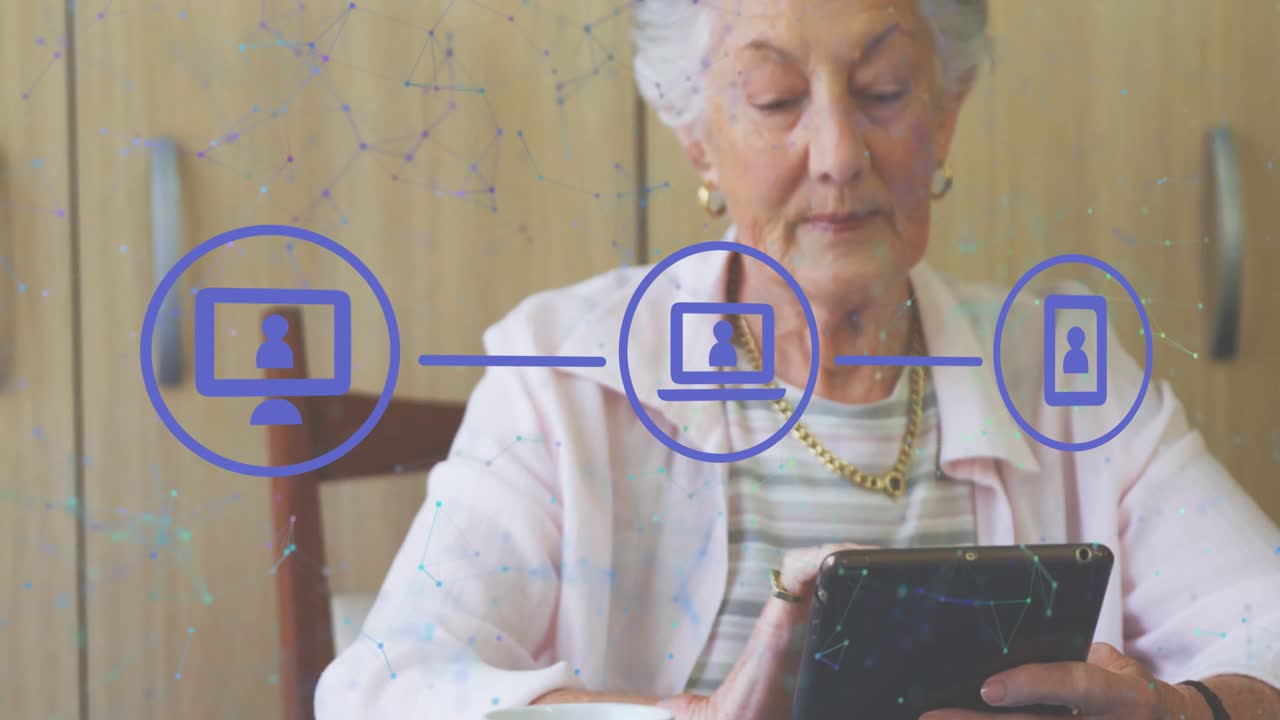 Donna anziana che tiene un tablet e crea una rete tecnologica con monitor, smartphone e laptop in sincronizzazione.