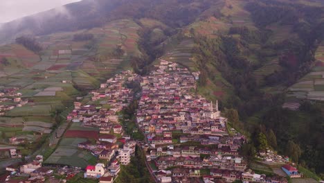 Toma-Aérea-De-Casas-En-Un-Pequeño-Pueblo-En-Nepal-Van-Java,-Drone-Volando-Hacia-Adelante