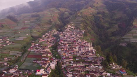 toma aérea de casas en un pequeño pueblo en nepal van java, avión no tripulado volando hacia adelante
