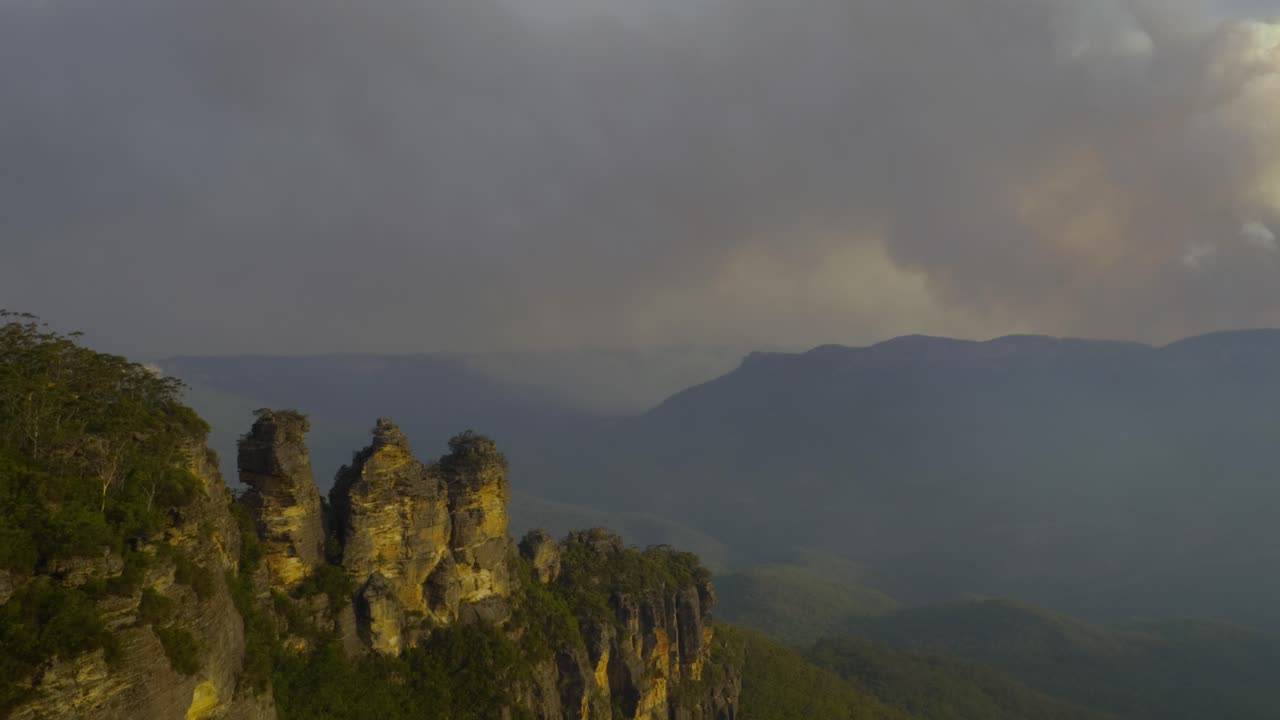Bushfire at Echo Point, Three Sisters over looking Jamieson Valley, Blue Mountains Australia on windy hot day plume smoke static shot