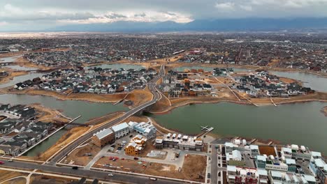 Hermosa-Antena-Hacia-La-Isla-Y-El-Lago-Oquirrh-Al-Amanecer-En-El-Sur-De-Jordania,-Utah---Estableciendo-Tiro-Hacia-Adelante