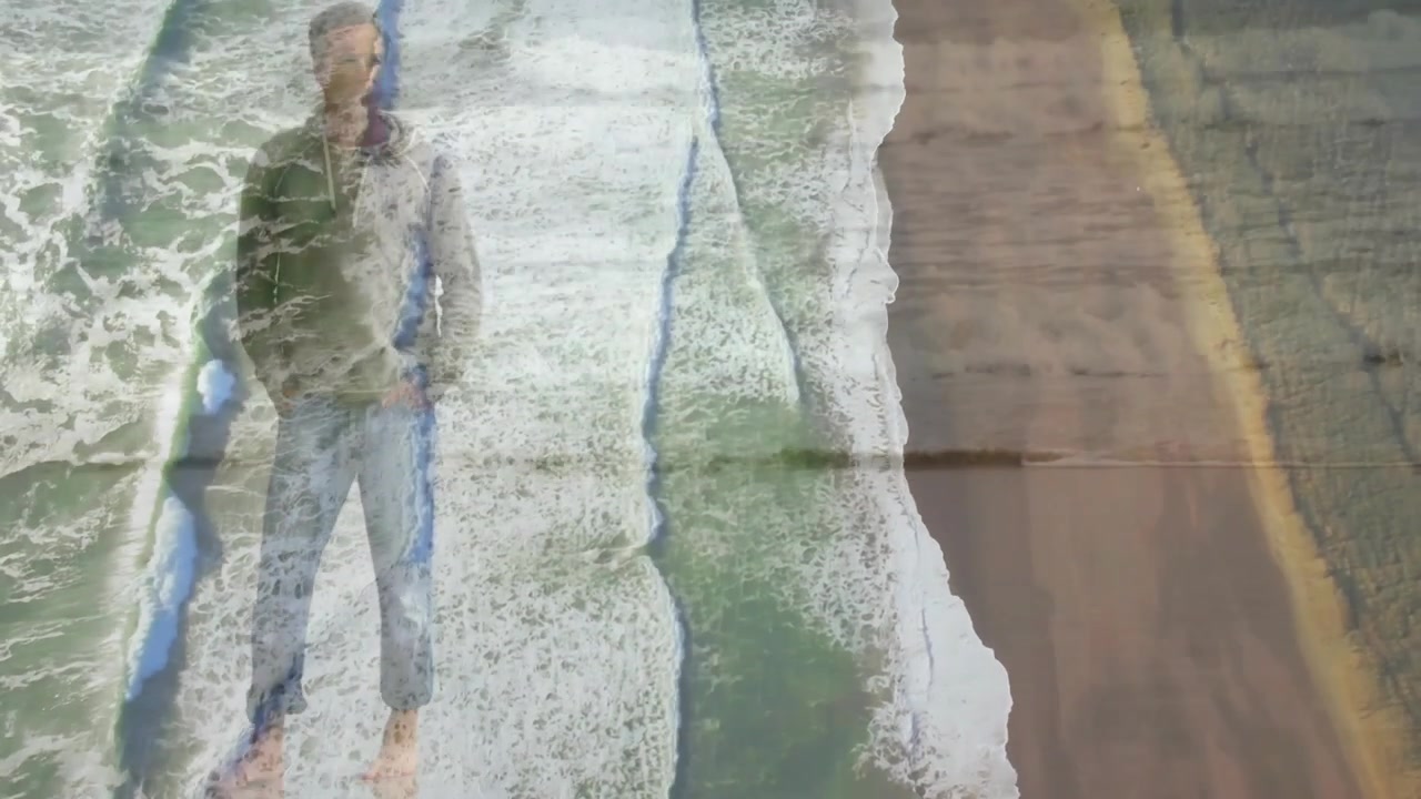 Uomo che emerge dalla silhouette delle onde, camminando nella schiuma mentre rivela una sovrapposizione oceanica per il marketing