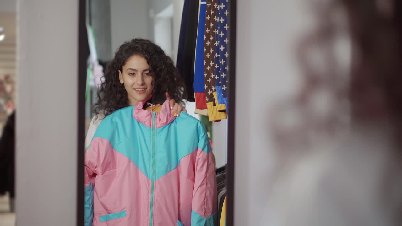 mujer probando ropa en un camerino