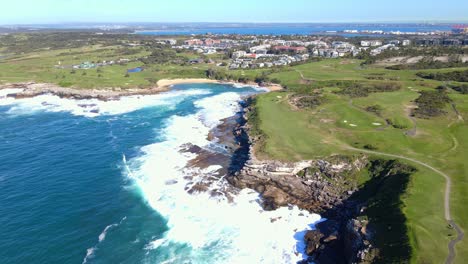 paisaje de los suburbios del este y la famosa playa de little bay en sydney, australia