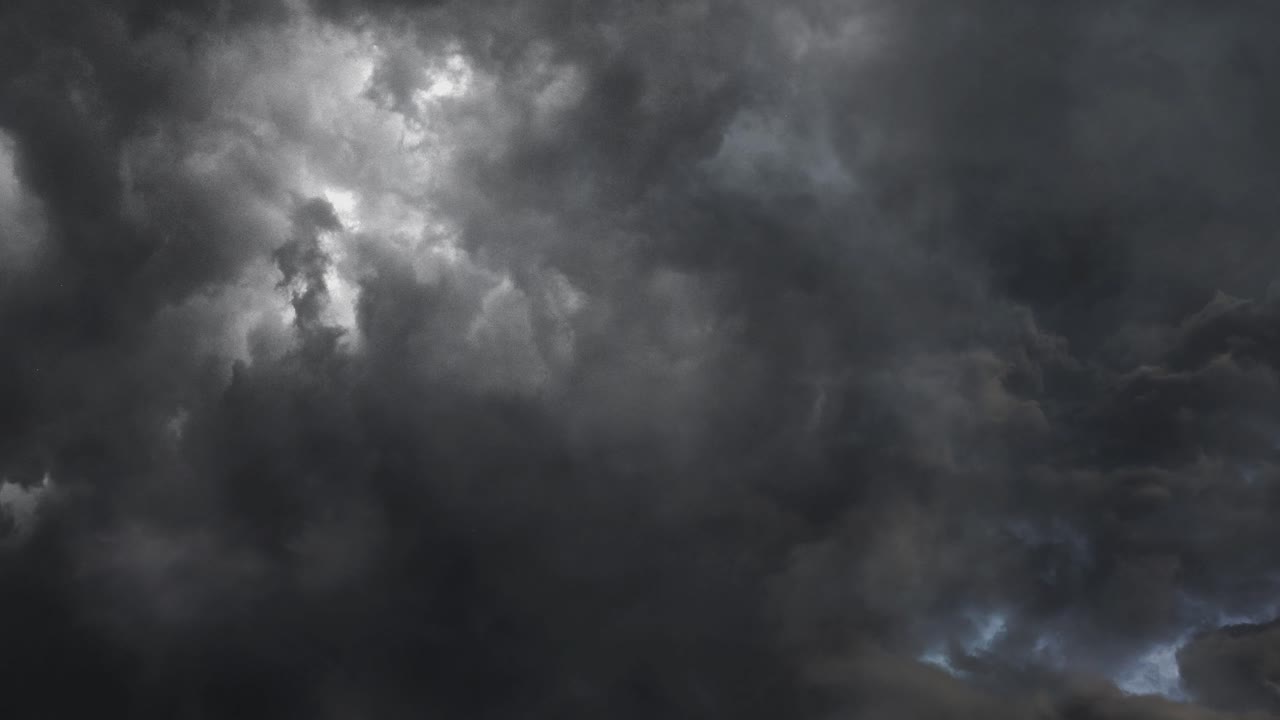 nubes fuertes de tormenta y nubes oscuras