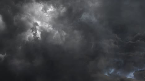 nubes fuertes de tormenta y nubes oscuras
