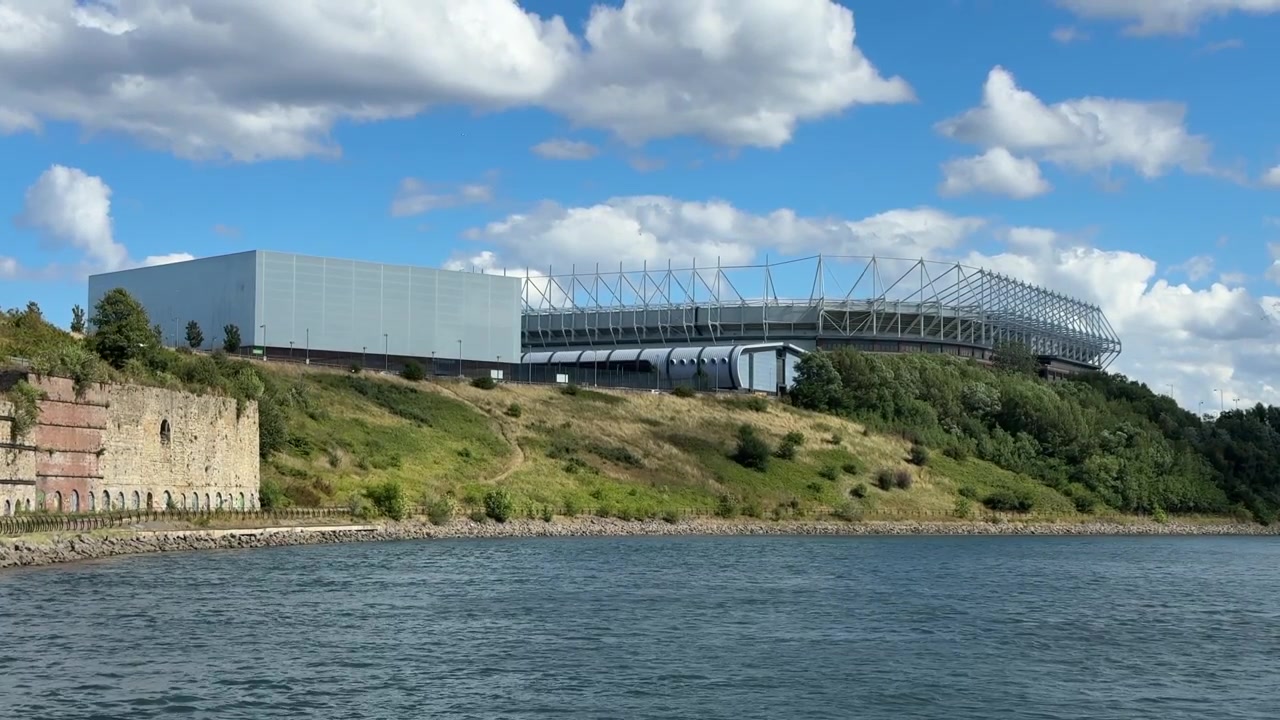 Stadio della Luce (Stadium of Light), campo da calcio visto attraverso il fiume Wear a Sunderland, Inghilterra nord-orientale.