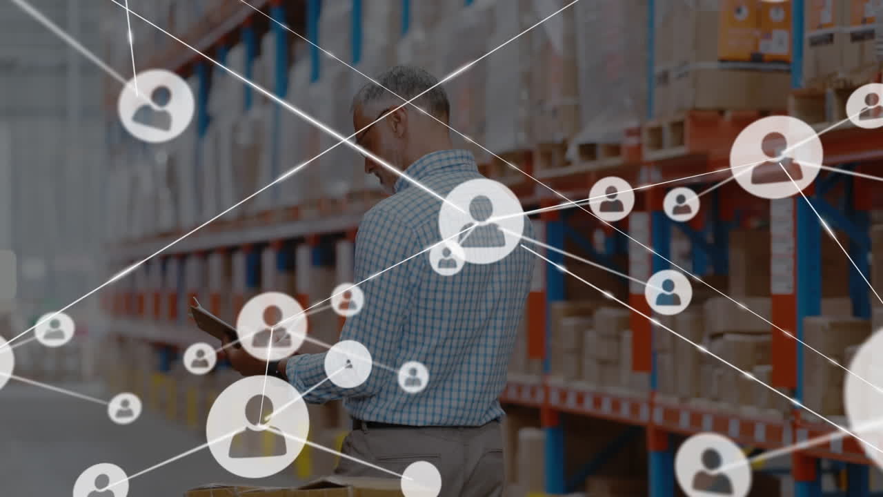 animación de la red de conexiones con iconos sobre el hombre que trabaja en el almacén