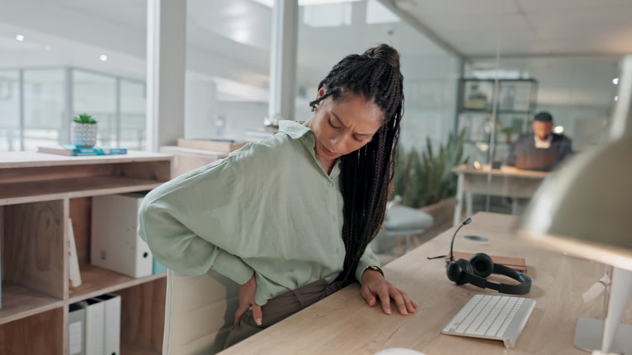 mujer, centro de llamadas y dolor de espalda en el estrés