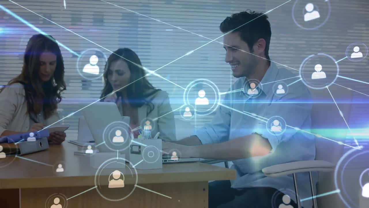 animación de una red de iconos de perfil y puntos de luz azul sobre un hombre caucásico usando una computadora portátil en la oficina.