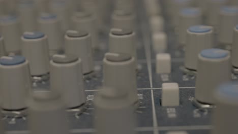 Super-Nahaufnahme-Der-Grauen-Audio-Mixer-Regler