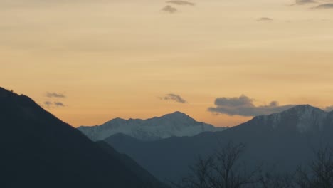 Vistas-A-Las-Montañas-Alpinas-Nevadas-Al-Atardecer