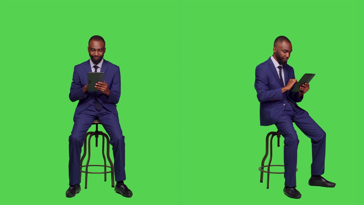 Empresário afro-americano usando tablet em tela verde