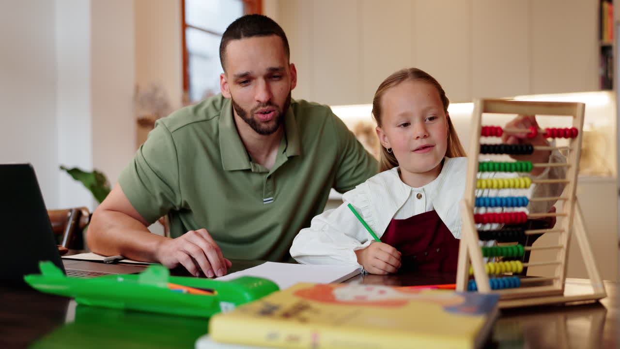 padre e hija haciendo la tarea juntos