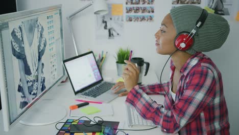 trabajador de moda en auriculares trabajando