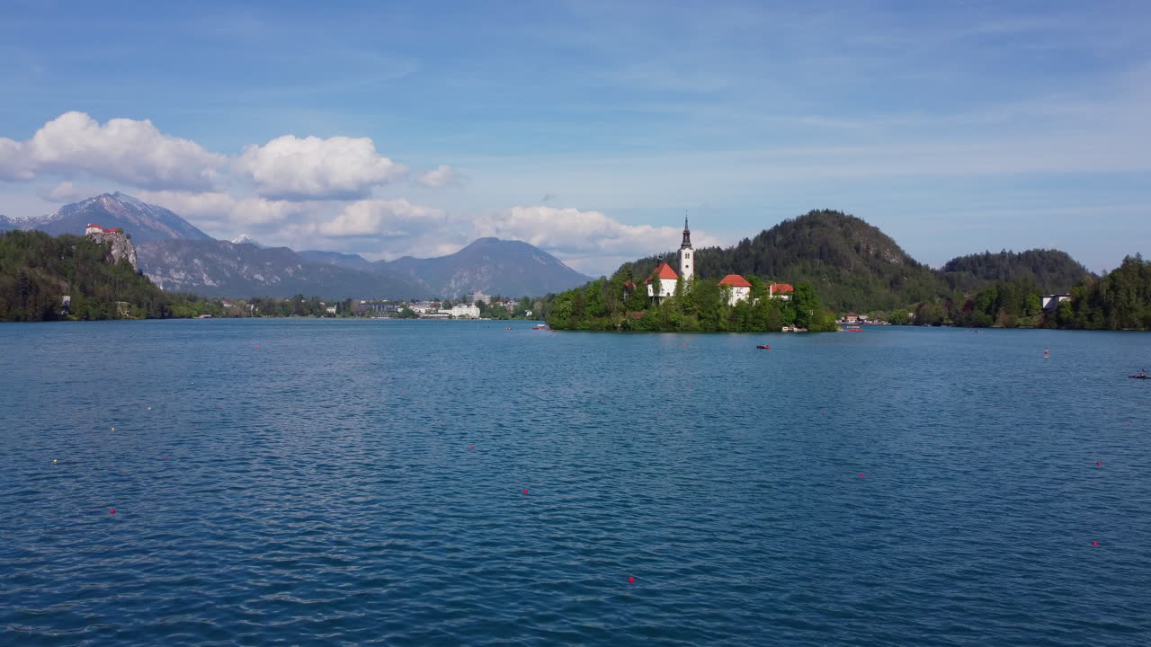 Un'ampia ripresa aerea veloce del Lago di Bled, Slovenia