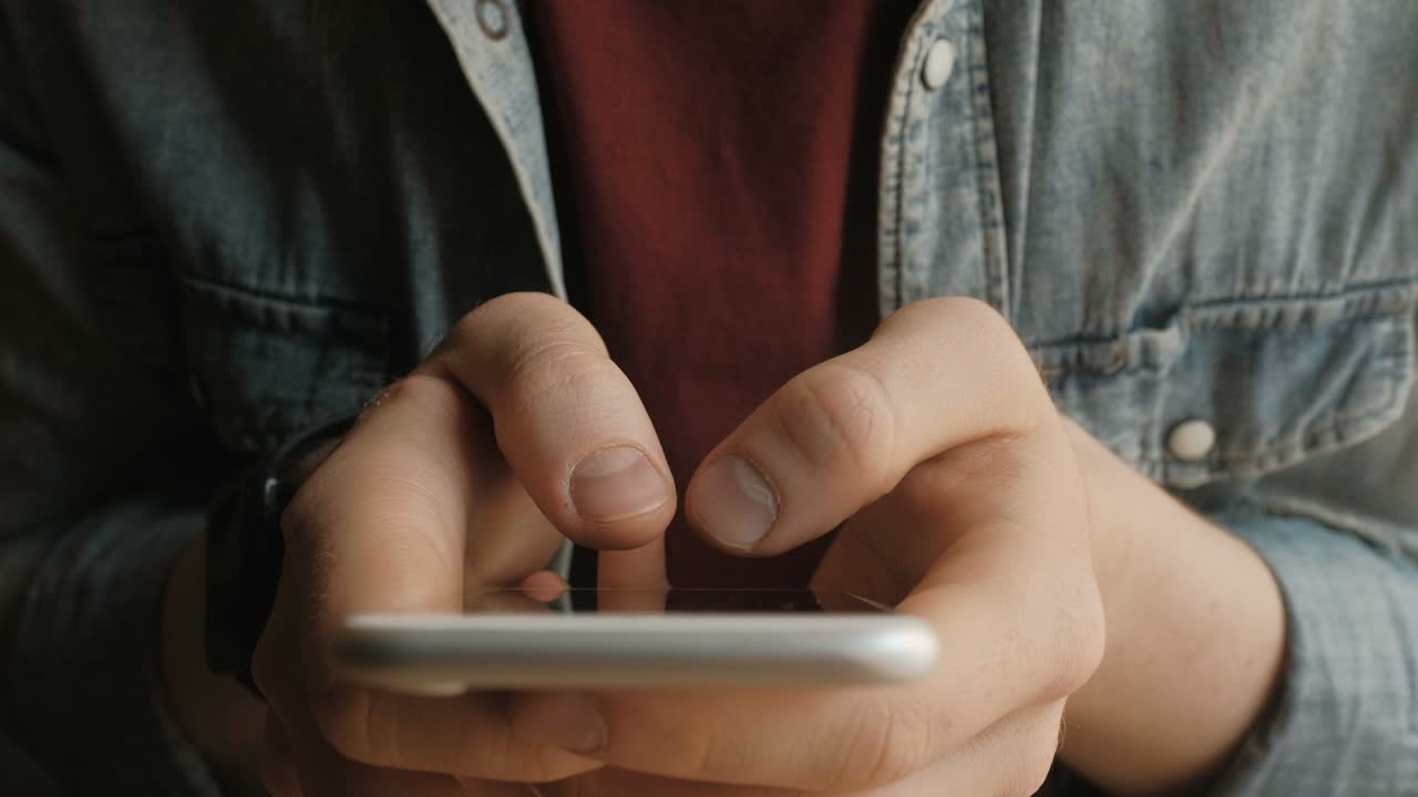 dedos tocando la pantalla del teléfono inteligente