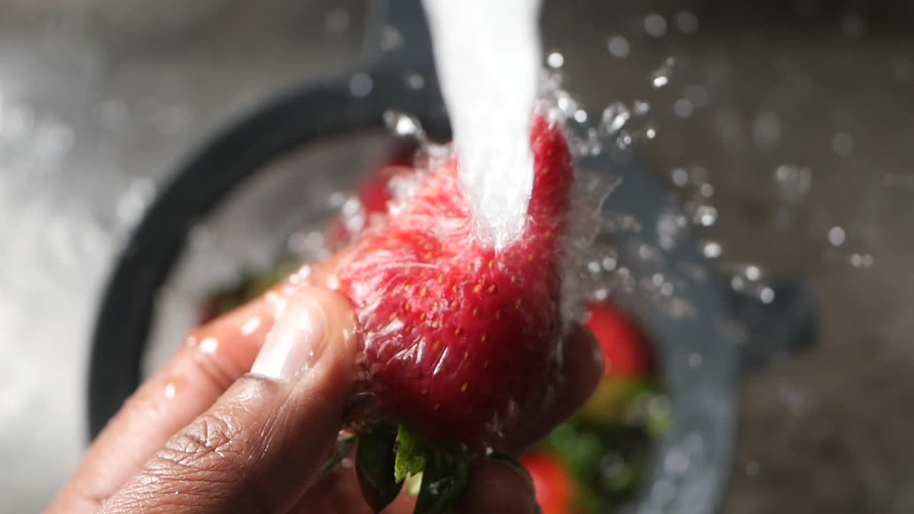 Lavare una fragola fresca con acqua