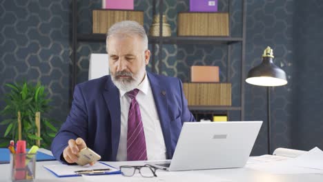 un hombre de negocios estresado experimentando presión de tiempo.