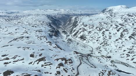 valle que conduce desde el paso de montaña de sognefjellet a skjolden y luster - vista aérea de primavera de noruega