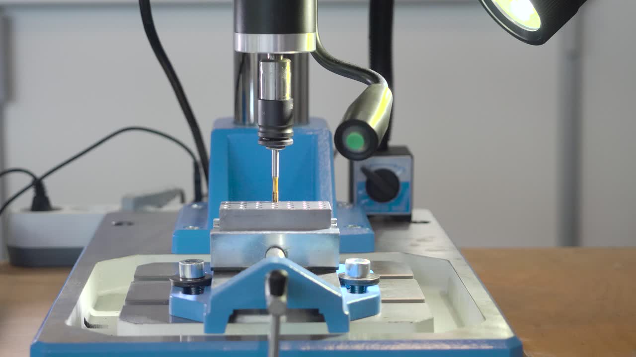 굴착기를 사용하는 오퍼레이터