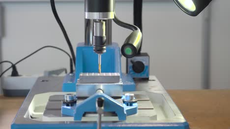 operador que utiliza una máquina de perforación