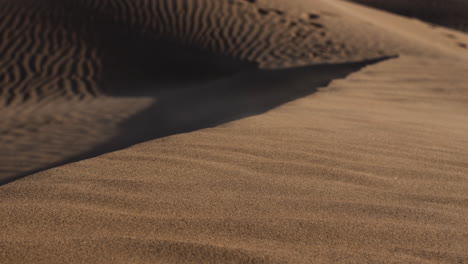 Arena-En-Cámara-Lenta-Que-Sopla-En-Un-Desierto-Sobre-Picos-De-Dunas