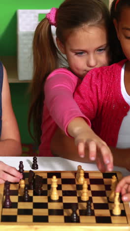 clase preescolar aprendiendo a jugar al ajedrez