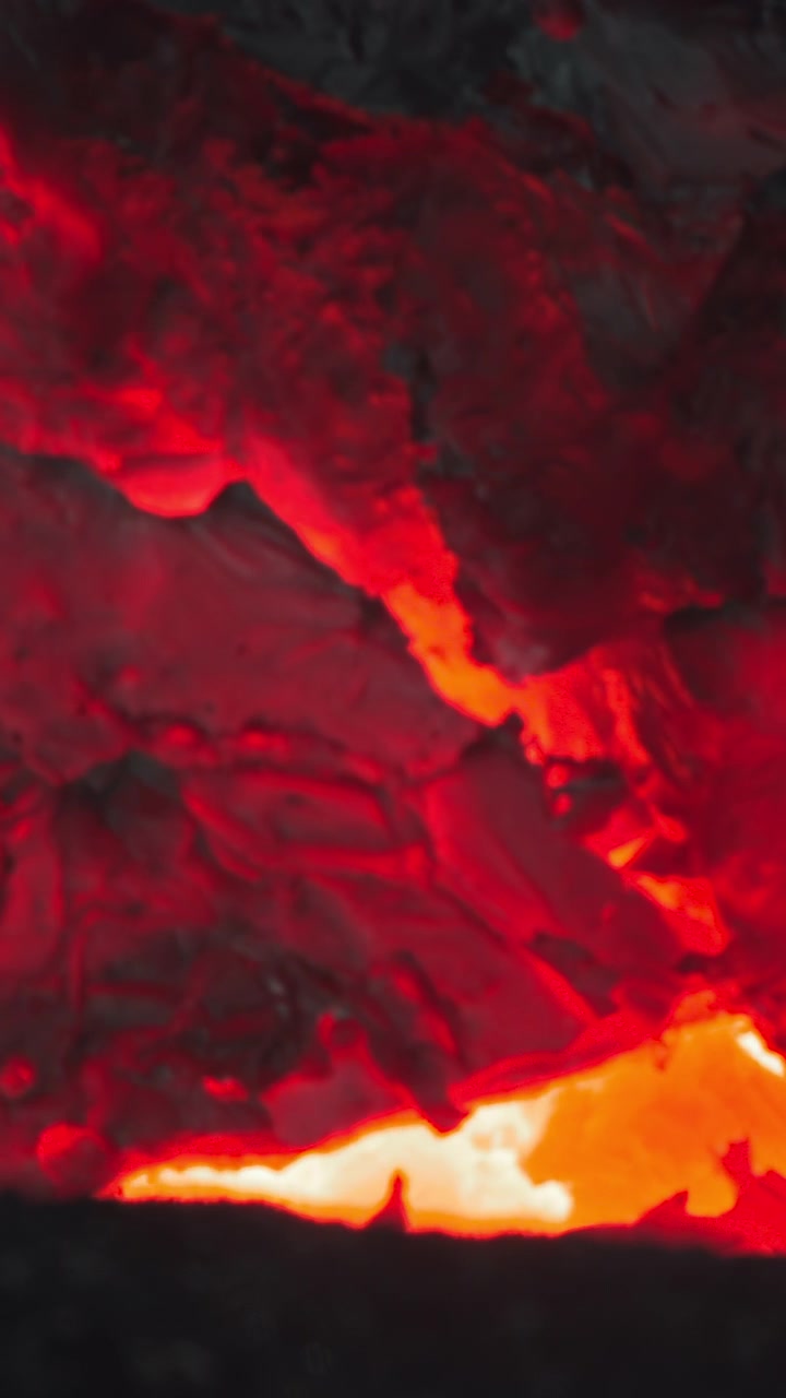 Intensa Incandescenza Fusa e Fessure di Brace, Pozza di Metallo Lavico, Bordi di Scoria Incrinati e Tonalità Rosso-Arancio Profonde