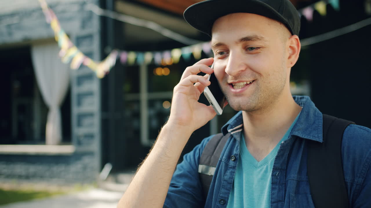카페 밖에서 전화로 얘기하는 남자