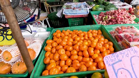 varias frutas expuestas en un mercado vibrante