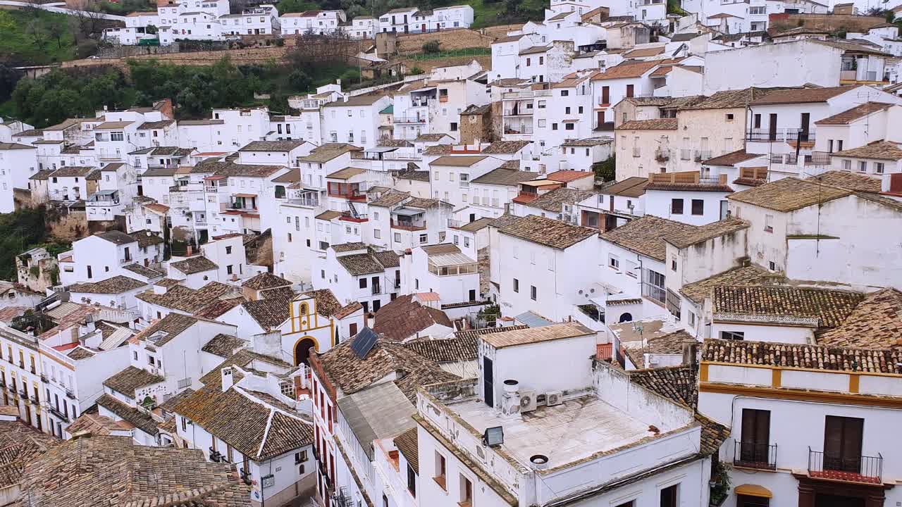 Lo splendido borgo di Setenil de las Bodegas, Provincia di Cadice, Andalusia, Spagna