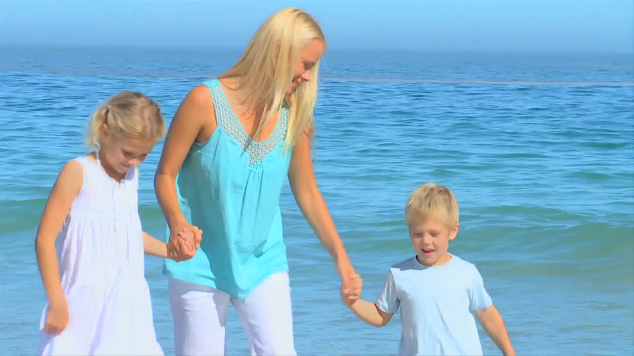 어머니 와 자녀 들 이 발 을  ⁇ 는 것