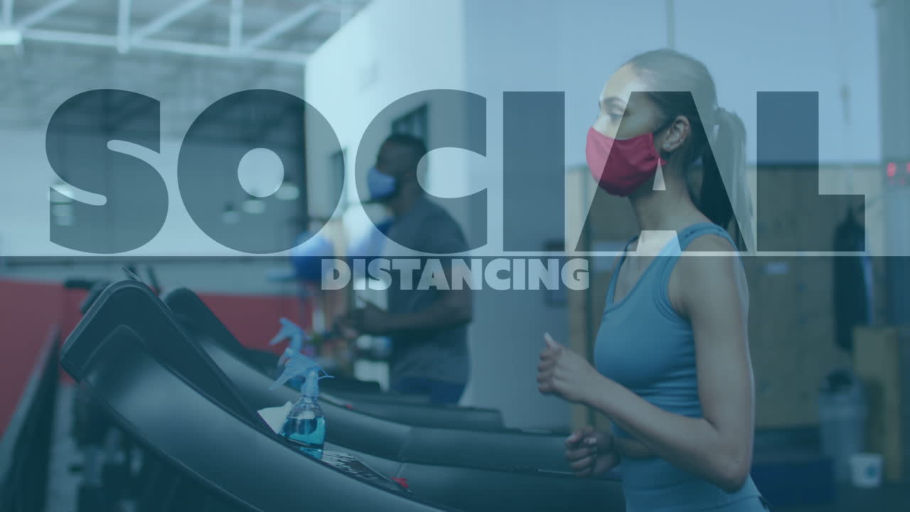체육관에서 트레드밀에서 달리는 마스크를 착용한 여성에 대한 사회적 거리두기