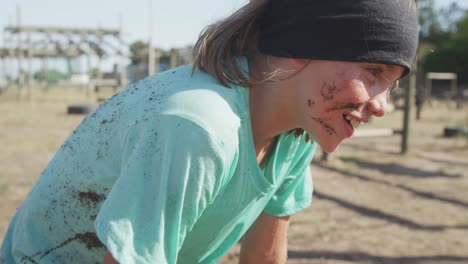 chica caucásica en el campamento de entrenamiento