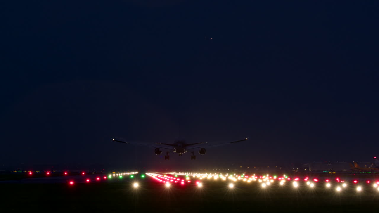 avión aterrizando en la noche