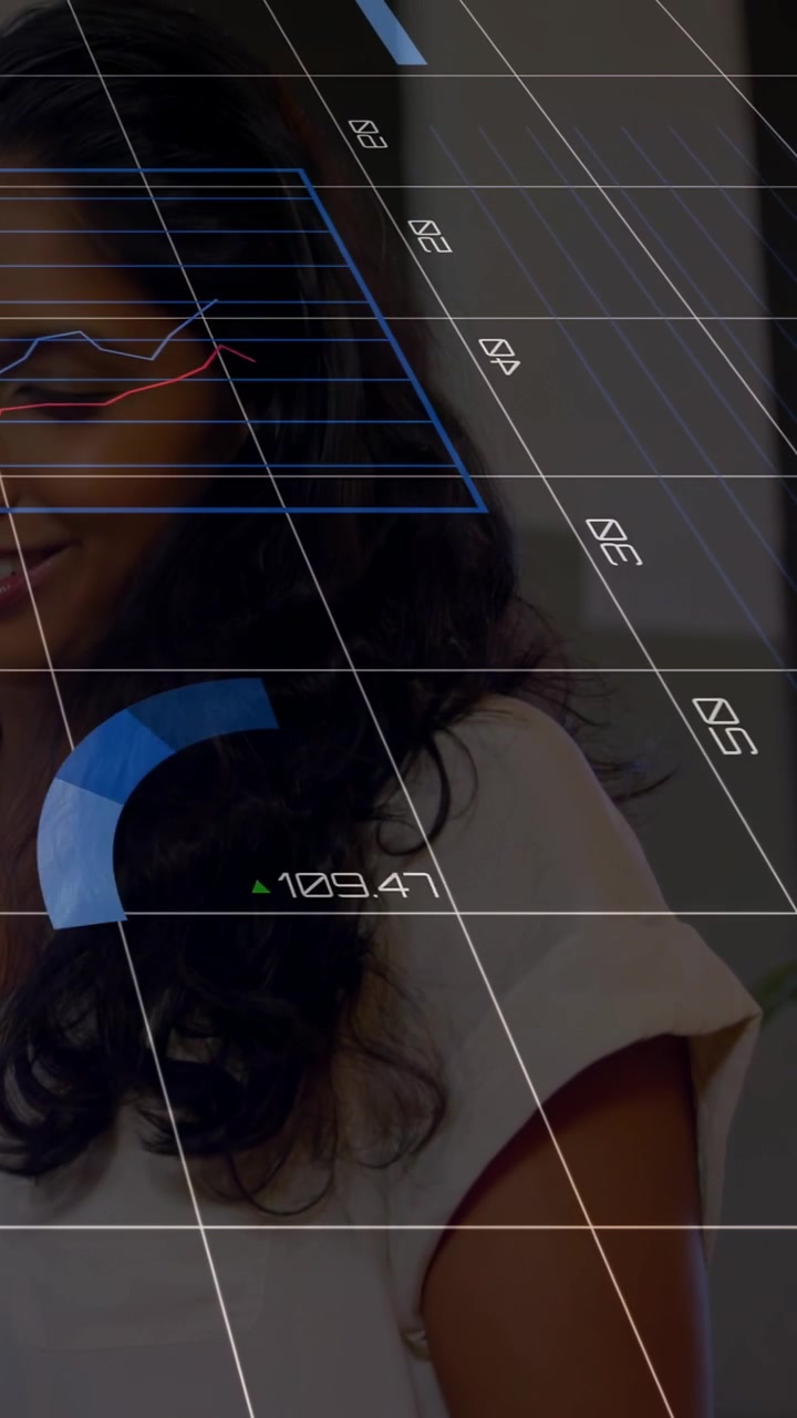 Video verticale: Dimostrazione in corso, un uomo seduto osserva grafici tecnologici in movimento che mostrano le tendenze per i designer.