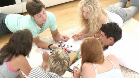 grupo de adolescentes que estudian juntos