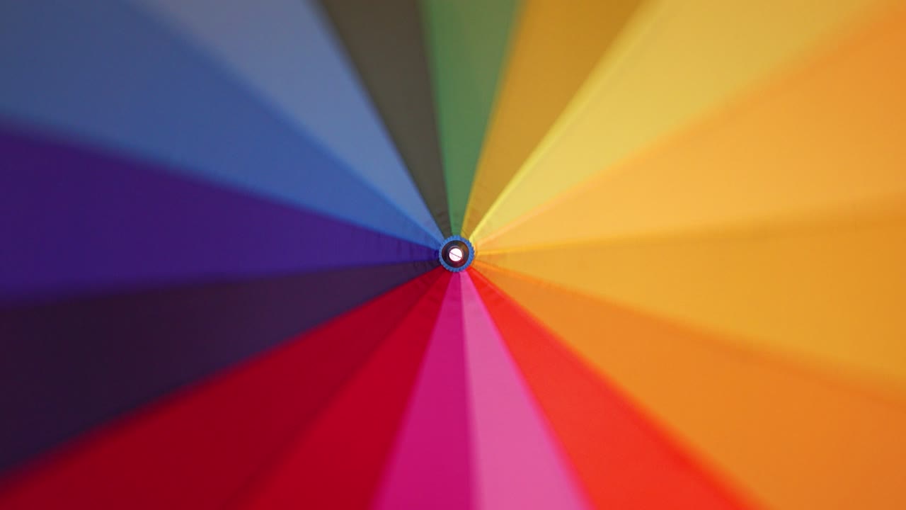 un paraguas de arco iris multicolor gira